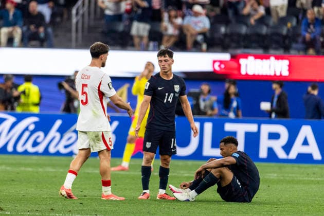 June 25, 2026, Los Angeles, California, USA: Turkey Salih Ozcan (5) greets United States Sebastian Berhalter (14) and Auston Trusty (6) after the FIFA World Cup, WM, Weltmeisterschaft, Fussball Group D soccer match at SoFi Stadium in Inglewood, Calif., Thursday, June 25, 2026. Los Angeles USA - ZUMAc68_ 20260625_zaf_c68_047 Copyright: xRingoxChiux