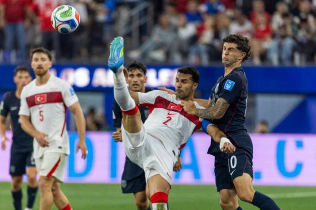 June 25, 2026, Los Angeles, California, USA: Turkey Zeki Celik (2) and United States Christian Pulisic (10) vie for the ball during the FIFA World Cup, WM, Weltmeisterschaft, Fussball Group D soccer match at SoFi Stadium in Inglewood, Calif., Thursday, June 25, 2026. Los Angeles USA - ZUMAc68_ 20260625_zaf_c68_048 Copyright: xRingoxChiux