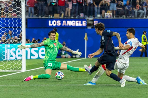 June 25, 2026, Los Angeles, California, USA: Turkey goalkeeper Uguran Cakir (23) makes save against United States Christian Pulisic (10) during the FIFA World Cup, WM, Weltmeisterschaft, Fussball Group D soccer match at SoFi Stadium in Inglewood, Calif., Thursday, June 25, 2026. Los Angeles USA - ZUMAc68_ 20260625_zaf_c68_052 Copyright: xRingoxChiux