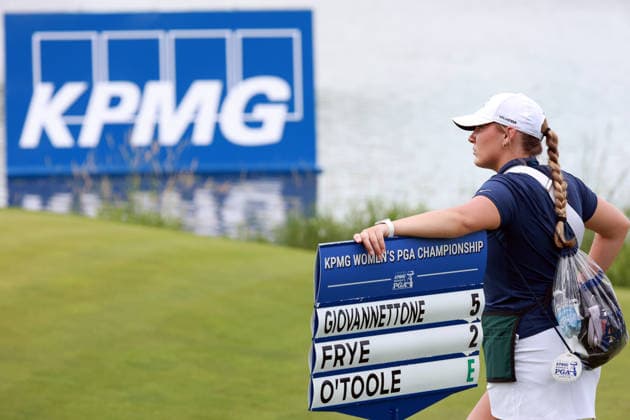 KPMG Women™s PGA, Golf Herren Championship 2026 CHASKA, MINNESOTA - JUNE 25: The standard bearer for Group 28 (Loretta Giovannettone, Laney Frye, and Ryann O™Toole) waits at the 16th green during the first round of the KPMG Women™s PGA Championship 2026 at Hazeltine National Golf Club in Chaska, Minnesota, USA Thursday, June 25, 2026. Chaska Minnesota United States  Copyright: xAmyxLemusx originalFilename:lemus-kpmgwome260625_npS86.jpg