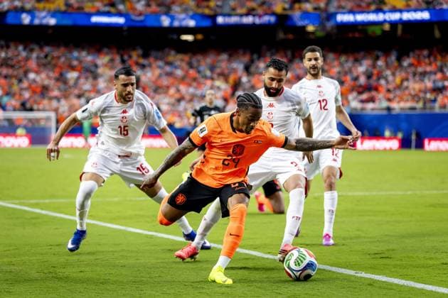 KANSAS - (lr) Mohamed Hadj Mahmoud of Tunisia, Crysencio Summerville of the Netherlands, Ali Abdi of Tunisia, Mortadha Ben Ouanes of Tunisia during the 2026 FIFA World Cup, WM, Weltmeisterschaft, Fussball Group F match between Tunisia and the Netherlands at Kansas City Stadium on June 25, 2026 in Kansas, United States. KOEN VAN WEEL ANP FIFA World Cup 2026 group stage 2026 xVIxANPxSportx xxANPxIVx 562021511 originalFilename: 562021511.jpg