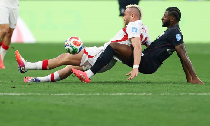 (260626) -- LOS ANGELES, June 26, 2026 -- Baris Alper Yilmaz (L) of T¨¹rkiye vies with Mark McKenzie of the United States during a group D match between the United States and T¨¹rkiye at the 2026 FIFA World Cup, WM, Weltmeisterschaft, Fussball at Los Angeles Stadium in Los Angeles, the United States, June 25, 2026. ) (SP)U.S.-LOS ANGELES-FOOTBALL-FIFA WORLD CUP-GROUP D-USA VS TUR MaoxSiqian 