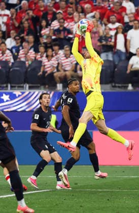 (260626) -- LOS ANGELES, June 26, 2026 -- Goalkeeper Matt Turner (R) of the United States saves the ball during a group D match between the United States and T¨¹rkiye at the 2026 FIFA World Cup, WM, Weltmeisterschaft, Fussball at Los Angeles Stadium in Los Angeles, the United States, June 25, 2026. ) (SP)U.S.-LOS ANGELES-FOOTBALL-FIFA WORLD CUP-GROUP D-USA VS TUR MaoxSiqian 
