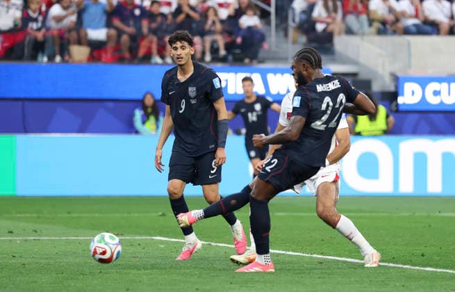 (260626) -- LOS ANGELES, June 26, 2026 -- Mark McKenzie (R) of the United States competes during a group D match between the United States and T¨¹rkiye at the 2026 FIFA World Cup, WM, Weltmeisterschaft, Fussball at Los Angeles Stadium in Los Angeles, the United States, June 25, 2026. ) (SP)U.S.-LOS ANGELES-FOOTBALL-FIFA WORLD CUP-GROUP D-USA VS TUR BaixXuefei 