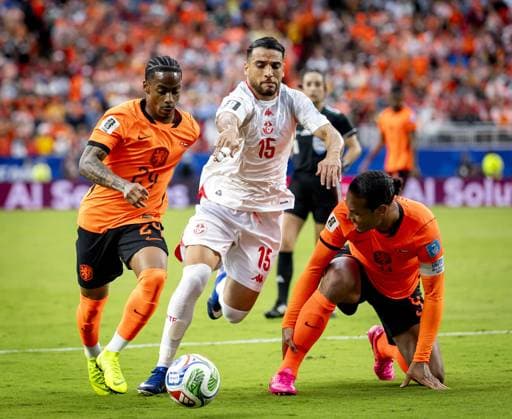 KANSAS - (lr) Crysencio Summerville of the Netherlands, Mohamed Hadj Mahmoud of Tunisia, Virgil van Dijk of the Netherlands during the FIFA 2026 World Cup Group F match between Tunisia and the Netherlands at Kansas City Stadium on June 25, 2026 in Kansas, United States. KOEN VAN WEEL ANP FIFA World Cup, WM, Weltmeisterschaft, Fussball 2026 group stage 2026 xVIxANPxSportx xxANPxIVx 562021554 originalFilename: 562021554.jpg