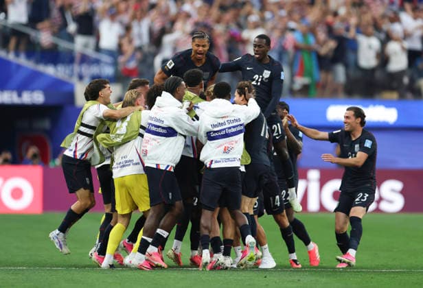 (260626) -- LOS ANGELES, June 26, 2026 -- Players of the United States celebrate their first goal during a group D match between the United States and T¨¹rkiye at the 2026 FIFA World Cup, WM, Weltmeisterschaft, Fussball at Los Angeles Stadium in Los Angeles, the United States, June 25, 2026. ) (SP)U.S.-LOS ANGELES-FOOTBALL-FIFA WORLD CUP-GROUP D-USA VS TUR MaoxSiqian 