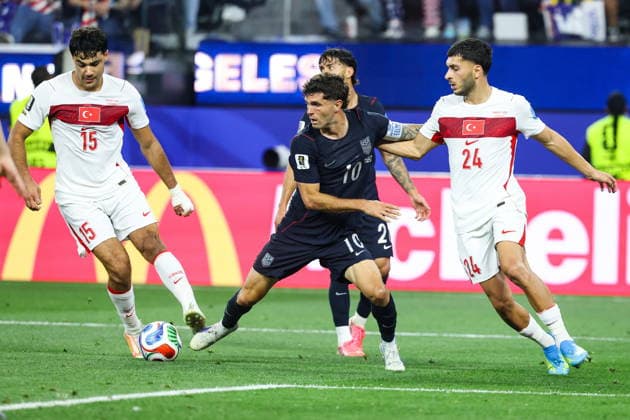 FIFA World Cup, WM, Weltmeisterschaft, Fussball 2026 - Group D - Turkey vs USA Turkey defender Ozan Kabak and midfielder OÄüuz AydÄ±n defend United States of America forward Christian Pulisic in the second half of the FIFA World Cup 2026 group stage match Turkey against USA, in Los Angeles, USA, 25 June 2026. LOS ANGELES United States  Copyright: xCHRISTOPHERxTORRESx