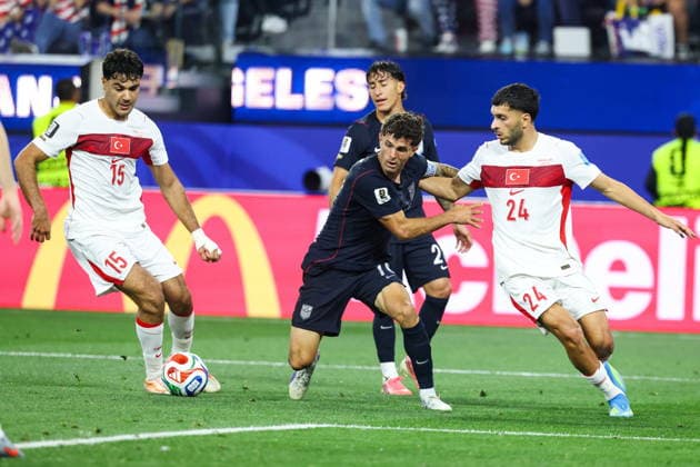 FIFA World Cup, WM, Weltmeisterschaft, Fussball 2026 - Group D - Turkey vs USA Turkey defender Ozan Kabak and midfielder Oguz AydÄ±n defend United States of America forward Christian Pulisic in the second half of the FIFA World Cup 2026 group stage match Turkey against USA, in Los Angeles, USA, 25 June 2026. LOS ANGELES United States  Copyright: xCHRISTOPHERxTORRESx