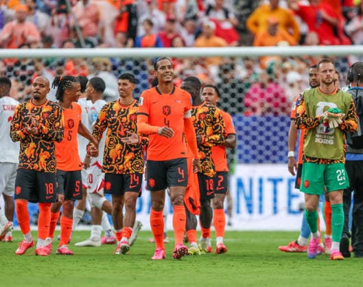 JUNE 25, 2026: Netherlands defender Virgil Van Dijk (4) reacts with the fans after the match against Tunisia at Kansas City Stadium in Kansas City, MO. CSM Kansas City United States - ZUMAc04_ 20260625_zma_c04_399 Copyright: xRomanxPunox