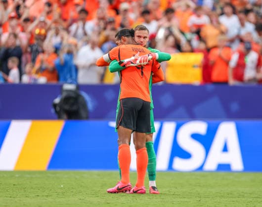 JUNE 25, 2026: Netherlands defender Virgil Van Dijk (4) celebrates with Netherlands goalkeeper Bart Verbruggen (1) after the match against Tunisia at Kansas City Stadium in Kansas City, MO. CSM Kansas City United States - ZUMAc04_ 20260625_zma_c04_401 Copyright: xRomanxPunox