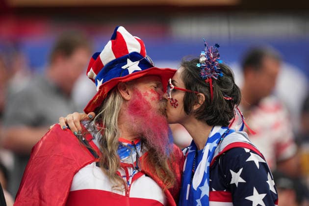 RECORD DATE NOT STATED 25th June 2026; SoFi Stadium, Los Angeles, California, United States of America; FIFA World Cup, WM, Weltmeisterschaft, Fussball Football, Turkey versus United States of America; United States fans share a kiss AlecxBrown