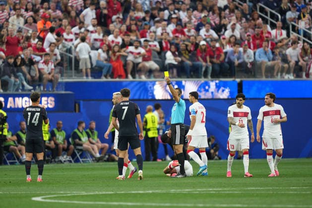 RECORD DATE NOT STATED 25th June 2026; SoFi Stadium, Los Angeles, California, United States of America; FIFA World Cup, WM, Weltmeisterschaft, Fussball Football, Turkey versus United States of America; Sebastian Berhalter of United States receives a yellow card from Referee, Mustapha Ghorbal AlecxBrown