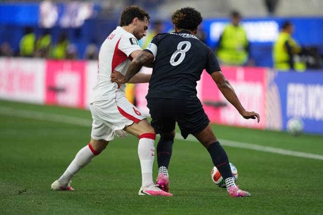 RECORD DATE NOT STATED 25th June 2026; SoFi Stadium, Los Angeles, California, United States of America; FIFA World Cup, WM, Weltmeisterschaft, Fussball Football, Turkey versus United States of America; Weston McKennie of United States feels pressure from Orkun Kokcu of Turkey AlecxBrown