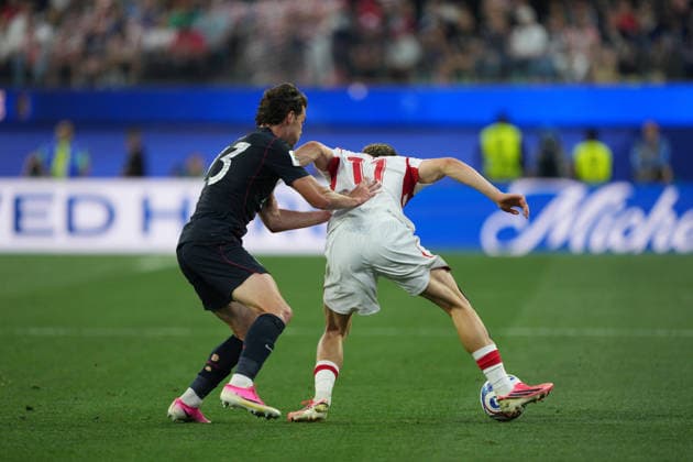 RECORD DATE NOT STATED 25th June 2026; SoFi Stadium, Los Angeles, California, United States of America; FIFA World Cup, WM, Weltmeisterschaft, Fussball Football, Turkey versus United States of America; Kenan Yildiz of Turkey on the ball and feels pressure from Joe Scally of United States AlecxBrown
