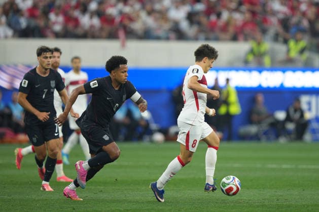 RECORD DATE NOT STATED 25th June 2026; SoFi Stadium, Los Angeles, California, United States of America; FIFA World Cup, WM, Weltmeisterschaft, Fussball Football, Turkey versus United States of America; Arda Guler of Turkey on the ball and feels pressure from Weston McKennie of United States AlecxBrown
