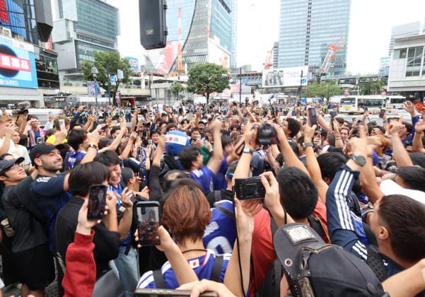 June 26, 2026, Tokyo, Japan - Japanes football supporters celebrate Japanese national football team advanced to final round at Tokyo s Shibuya crossing on Friday, June 26, 2026. Japanese national football team drew the game against Sweden 1-1 at the preliminary round of the 2026 FIFA World Cup, WM, Weltmeisterschaft, Fussball and will face Brazil at the next match. (photo by Yoshio Tsunoda AFLO) Noxthirdxpartyxsales  0860069802st YoshioxTsunodax