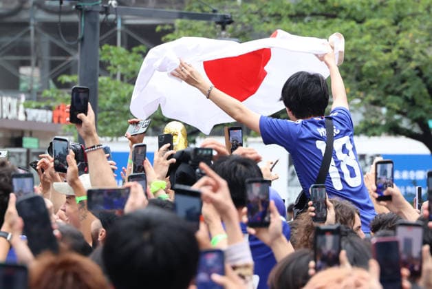 June 26, 2026, Tokyo, Japan - Japanes football supporters celebrate Japanese national football team advanced to final round at Tokyo s Shibuya crossing on Friday, June 26, 2026. Japanese national football team drew the game against Sweden 1-1 at the preliminary round of the 2026 FIFA World Cup, WM, Weltmeisterschaft, Fussball and will face Brazil at the next match. (photo by Yoshio Tsunoda AFLO) Noxthirdxpartyxsales  0860069816st YoshioxTsunodax