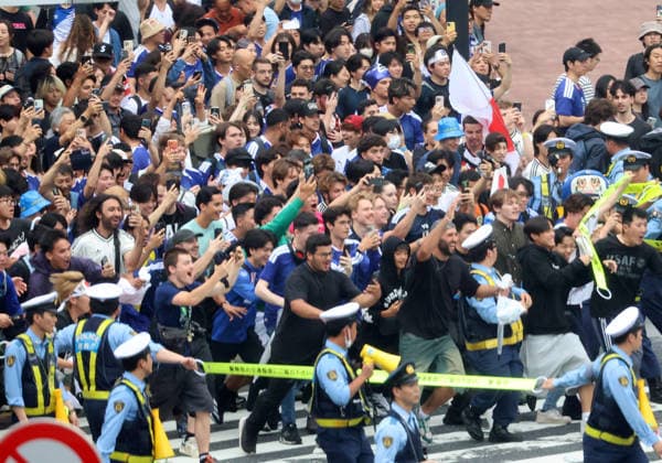 June 26, 2026, Tokyo, Japan - Japanes football supporters celebrate Japanese national football team advanced to final round at Tokyo s Shibuya crossing on Friday, June 26, 2026. Japanese national football team drew the game against Sweden 1-1 at the preliminary round of the 2026 FIFA World Cup, WM, Weltmeisterschaft, Fussball and will face Brazil at the next match. (photo by Yoshio Tsunoda AFLO) Noxthirdxpartyxsales  0860069839st YoshioxTsunodax
