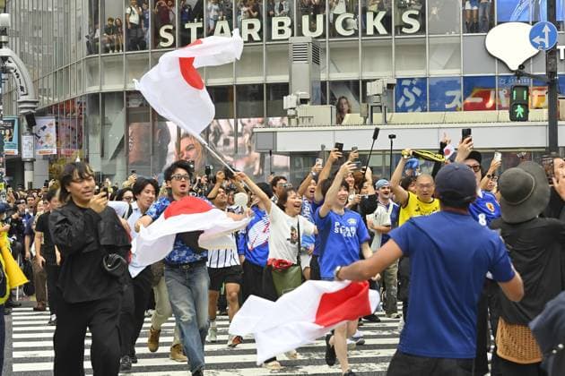 Fans Celebrate Japan s World Cup Qualification in Tokyo s Shibuy TOKYO, JAPAN - JUNE 26: Football supporters celebrate at the Shibuya Scramble Crossing after Japan advanced to the knockout stage of the FIFA World Cup, WM, Weltmeisterschaft, Fussball 2026 with a 1-1 draw against Sweden, in Tokyo, capital of Japan, on June 26, 2026. Large crowds repeatedly surged into the intersection between traffic light cycles while police officers worked to regulate pedestrian flows and maintain public order. David Mareuil Anadolu Tokyo Japan. Editorial use only. Please get in touch for any other usage.  Copyright: x2026xAnadoluxDavidxMareuilx