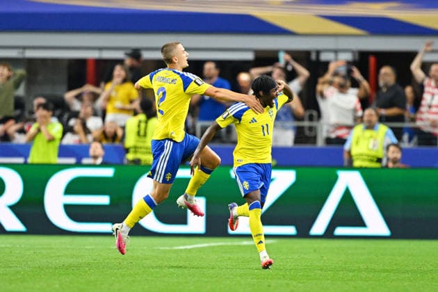 (L-R) Gustaf Lagerbielke (SWE), Anthony Elanga (SWE), JUNE 25, 2026 - Football Soccer : FIFA World Cup, WM, Weltmeisterschaft, Fussball 2026 Group F match between Japan 1-1 Sweden at Dallas Stadium in Arlington, Texas, USA.  aflo_335824696 KenjiroxMatsuox