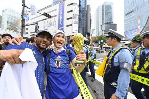 Fans Celebrate Japan s World Cup Qualification in Tokyo s Shibuy TOKYO, JAPAN - JUNE 26: People gather at the Shibuya Scramble Crossing in central Tokyo after Japan secured a place in the knockout stage of the FIFA World Cup, WM, Weltmeisterschaft, Fussball 2026 with a 1-1 draw against Sweden, in Tokyo, capital of Japan, on June 26, 2026. Supporters, residents and tourists celebrated at one of the city s busiest intersections as police officers directed pedestrians and managed traffic amid large crowds and a festive atmosphere. David Mareuil Anadolu Tokyo Japan. Editorial use only. Please get in touch for any other usage.  Copyright: x2026xAnadoluxDavidxMareuilx
