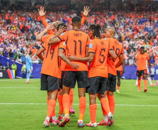 JUNE 25, 2026: Netherlands defender Jan-Paul Van Hecke (6) celebrates with teammates after scoring a goal at Kansas City Stadium in Kansas City, MO. CSM FIFA World Cup, WM, Weltmeisterschaft, Fussball 2026: Tunisia Vs Netherlands JUN 25th  - ZUMAc04_ 20260626_zma_c04_002 Copyright: xRomanxPunox
