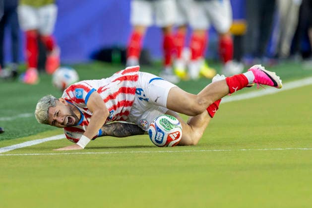 SANTA CLARA, CA - JUNE 25: Julio Enciso 19 of Paraguay takes a heavy challenge during the FIFA World Cup, WM, Weltmeisterschaft, Fussball Group D match between Paraguay and Australia on June 25, 2026 at San Francisco Bay Area Stadium in Santa Clara, CA. (Photo by Bob Kupbens Icon Sportswire) SOCCER: JUN 25 FIFA World Cup 26 Group D - Paraguay vs Australia EDITORIAL USE ONLY Icon260625069