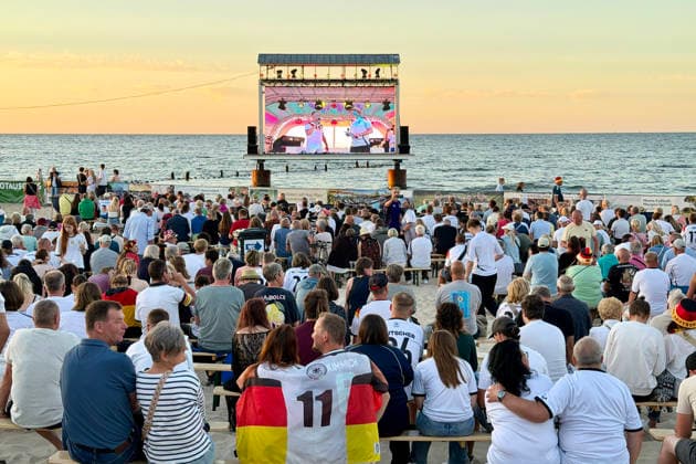Public Viewing am Fußballstrand Heringsdorf 25.06.2023 Public Viewing am Fußballstrand Hier Ecuador-Deutschland auf der Großleinwand in der Ostsee Heringsdorf Strand Mecklenburg-Vorpommern Deutschland *** Public Viewing at Heringsdorf Soccer Beach, June 25, 2023 Public Viewing at Heringsdorf Soccer Beach: Ecuador vs. Germany on the big screen in the Baltic Sea at Heringsdorf Beach, Mecklenburg-Western Pomerania, Germany