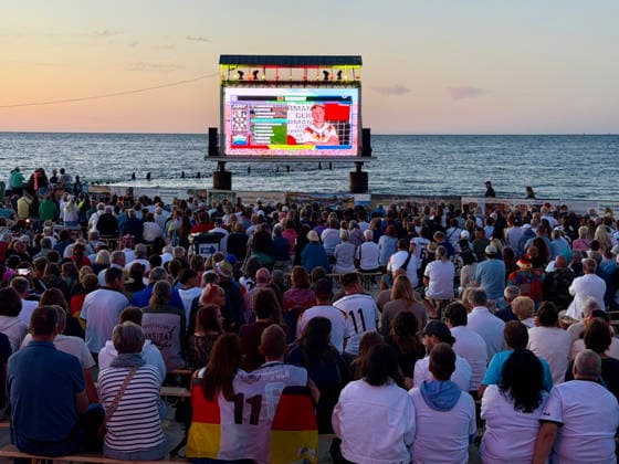 Public Viewing am Fußballstrand Heringsdorf 25.06.2023 Public Viewing am Fußballstrand Hier Ecuador-Deutschland auf der Großleinwand in der Ostsee Heringsdorf Strand Mecklenburg-Vorpommern Deutschland *** Public Viewing at Heringsdorf Soccer Beach, June 25, 2023 Public Viewing at Heringsdorf Soccer Beach: Ecuador vs. Germany on the big screen in the Baltic Sea at Heringsdorf Beach, Mecklenburg-Western Pomerania, Germany