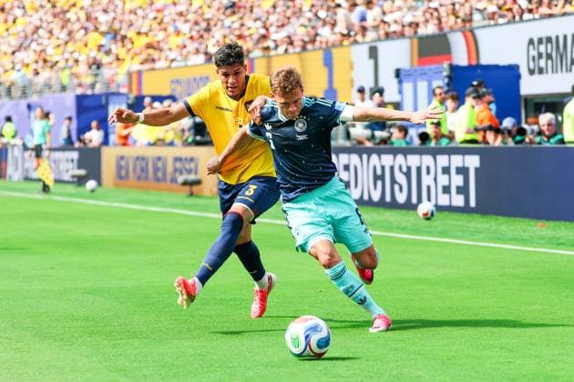 June 25, 2026, East Rutherford, Nj, United States of America: Piero Hincapie player of Ecuador and Joshua Kimmich player of Germany during the match between Ecuador and Germany in the third round of Group E of the 2026 FIFA World Cup, WM, Weltmeisterschaft, Fussball group stage at New York New Jersey Stadium, in East Rutherford, United States, on Thursday, June 25, 2026.(Foto: Brazil Photo Press Brazil Photo Press) INTERNATIONAL East Rutherford United States of America - ZUMAv122 0860056111st Copyright: xWilliamxVolcovx