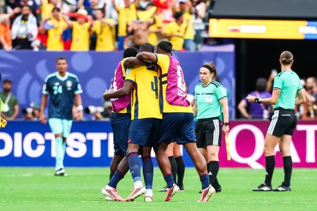 June 25, 2026, East Rutherford, Nj, United States of America: Ecuador players celebrate qualifying for the knockout stage after defeating Germany 2-1 in the third round of Group E of the 2026 FIFA World Cup, WM, Weltmeisterschaft, Fussball group stage at New York New Jersey Stadium, in East Rutherford, United States, on Thursday, June 25, 2026.(Foto: Brazil Photo Press Brazil Photo Press) INTERNATIONAL East Rutherford United States of America - ZUMAv122 0860056336st Copyright: xWilliamxVolcovx