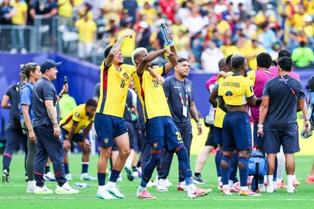 June 25, 2026, East Rutherford, Nj, United States of America: Ecuador players celebrate qualifying for the knockout stage after defeating Germany 2-1 in the third round of Group E of the 2026 FIFA World Cup, WM, Weltmeisterschaft, Fussball group stage at New York New Jersey Stadium, in East Rutherford, United States, on Thursday, June 25, 2026.(Foto: Brazil Photo Press Brazil Photo Press) INTERNATIONAL East Rutherford United States of America - ZUMAv122 0860056907st Copyright: xWilliamxVolcovx