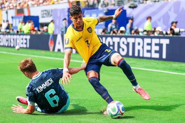 June 25, 2026, East Rutherford, Nj, United States of America: Piero Hincapie player of Ecuador and Joshua Kimmich player of Germany during the match between Ecuador and Germany in the third round of Group E of the 2026 FIFA World Cup, WM, Weltmeisterschaft, Fussball group stage at New York New Jersey Stadium, in East Rutherford, United States, on Thursday, June 25, 2026.(Foto: Brazil Photo Press Brazil Photo Press) INTERNATIONAL East Rutherford United States of America - ZUMAv122 0860057184st Copyright: xWilliamxVolcovx