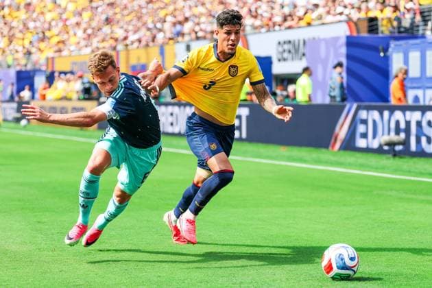 June 25, 2026, East Rutherford, Nj, United States of America: Piero Hincapie player of Ecuador and Joshua Kimmich player of Germany during the match between Ecuador and Germany in the third round of Group E of the 2026 FIFA World Cup, WM, Weltmeisterschaft, Fussball group stage at New York New Jersey Stadium, in East Rutherford, United States, on Thursday, June 25, 2026.(Foto: Brazil Photo Press Brazil Photo Press) INTERNATIONAL East Rutherford United States of America - ZUMAv122 0860057210st Copyright: xWilliamxVolcovx