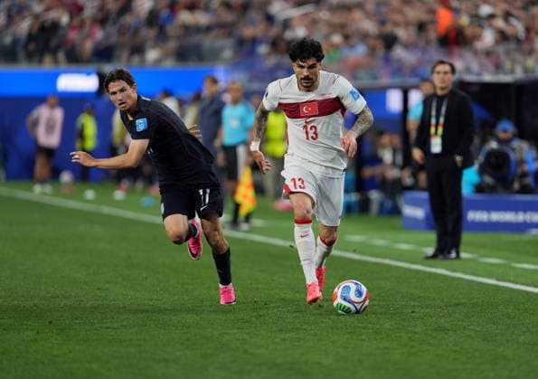 Turkiye v USA - FIFA World Cup, WM, Weltmeisterschaft, Fussball 2026 - Group D LOS ANGELES, CALIFORNIA - JUNE 25: Eren Elmali (13), of Turkiye in action against Brenden Aaronson (11), of USA during the 2026 FIFA World Cup First Stage Group D match between Turkiye and USA at the Los Angeles Stadium (SoFi Stadium) in Inglewood, California, United States on June 25, 2026. Tayfun Coskun Anadolu California United States. Editorial use only. Please get in touch for any other usage.  Copyright: x2026xAnadoluxTayfunxCoskunx