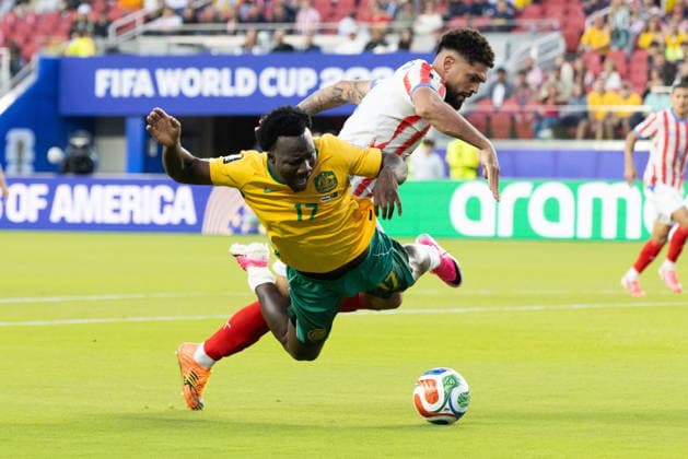 FIFA World Cup, WM, Weltmeisterschaft, Fussball 2026 - Group D - Paraguay vs Australia epaselect Australia forward Nestory Irankunda and Paraguay defender Omar Alderete in action during the FIFA World Cup 2026 group stage match Paraguay vs Australia, at San Francisco Bay Area Stadium in Santa Clara, USA, 25 June 2026. SANTA CLARA United States  Copyright: xBENJAMINxFANJOYx