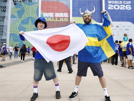 Football: 2026 World Cup Japan and Sweden supporters cheer ahead of a World Cup Group F football match between the two countries at Dallas Stadium in Arlington, Texas, on June 25, 2026.  A14AA0005620210P
