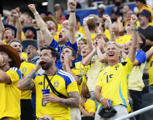 Football: 2026 World Cup Sweden supporters cheer ahead of a World Cup Group F football match against Japan at Dallas Stadium in Arlington, Texas, on June 25, 2026.  A14AA0005620230P