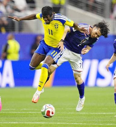 Football: 2026 World Cup Japan s Ao Tanaka (R) and Sweden s Anthony Elanga vie for the ball in the first half of a World Cup Group F football match at Dallas Stadium in Arlington, Texas, on June 25, 2026.  A14AA0005620248P