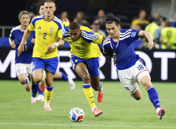 Football: 2026 World Cup Japan s Ayase Ueda (R) and Sweden s Isak Hien vie for the ball in the first half of a World Cup Group F football match at Dallas Stadium in Arlington, Texas, on June 25, 2026.  A14AA0005620249P