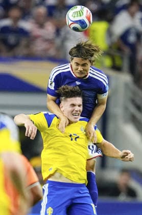 Football: 2026 World Cup Japan s Ko Itakura heads the ball over Sweden s Viktor Gyokeres in the first half of a World Cup Group F football match at Dallas Stadium in Arlington, Texas, on June 25, 2026.  A14AA0005620250P