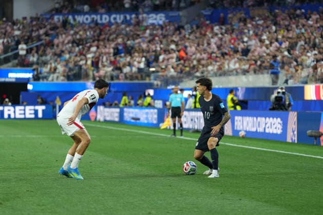 RECORD DATE NOT STATED 25th June 2026; SoFi Stadium, Los Angeles, California, United States of America; FIFA World Cup, WM, Weltmeisterschaft, Fussball Football, Turkey versus United States of America; Christian Pulisic of United States on the ball and looks to take on Zeki Celik of Turkey AlecxBrown