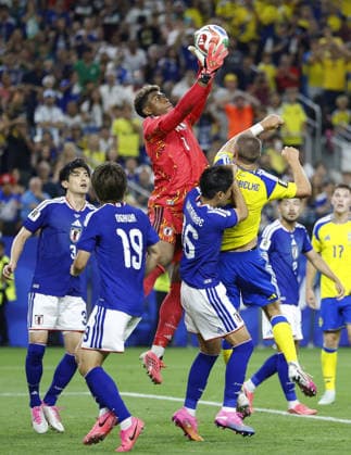 Football: 2026 World Cup Japan goalkeeper Zion Suzuki (C) catches the ball during the second half of a World Cup Group F football match against Sweden at Dallas Stadium in Arlington, Texas, on June 25, 2026.  A14AA0005620270P