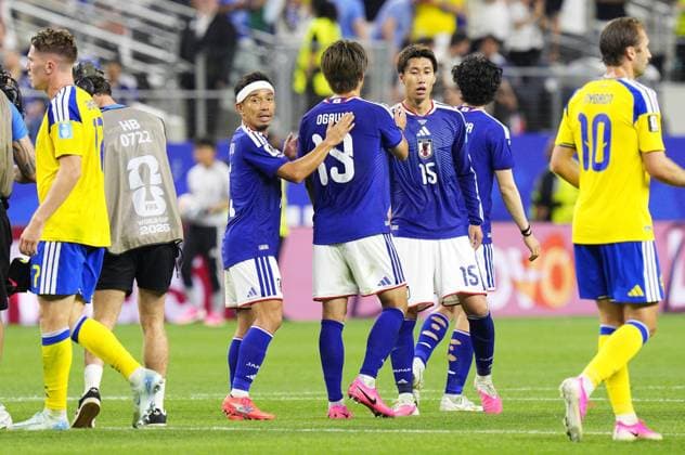Football: 2026 World Cup Japan (C) and Sweden players are pictured following their 1-1 draw in a World Cup Group F football match at Dallas Stadium in Arlington, Texas, on June 25, 2026.  A14AA0005620273P