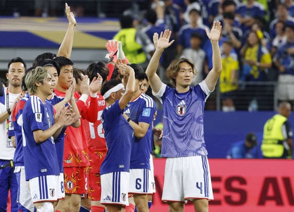 Football: 2026 World Cup Japan players acknowledge the crowd following the team s 1-1 draw in a World Cup Group F football match against Sweden at Dallas Stadium in Arlington, Texas, on June 25, 2026.  A14AA0005620274P
