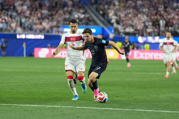 RECORD DATE NOT STATED 25th June 2026; SoFi Stadium, Los Angeles, California, United States of America; FIFA World Cup, WM, Weltmeisterschaft, Fussball Football, Turkey versus United States of America; Brenden Aaronson of United States sprints forward with the ball AlecxBrown