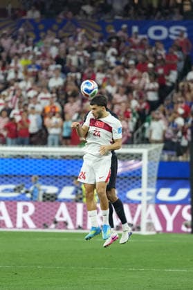 RECORD DATE NOT STATED 25th June 2026; SoFi Stadium, Los Angeles, California, United States of America; FIFA World Cup, WM, Weltmeisterschaft, Fussball Football, Turkey versus United States of America; Oguz Aydin of Turkey wins a climbing header AlecxBrown