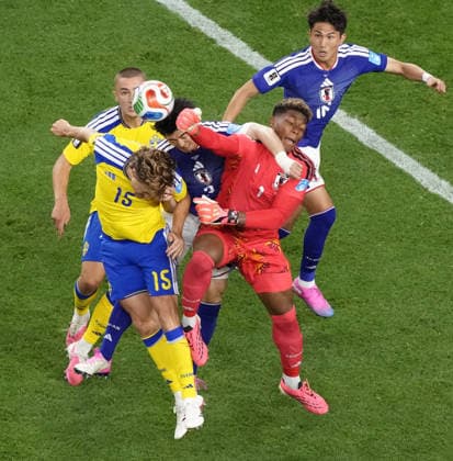 Football: 2026 World Cup Japan goalkeeper Zion Suzuki (2nd from R) punches the ball during the second half of a World Cup Group F football match against Sweden at Dallas Stadium in Arlington, Texas, on June 25, 2026.  A14AA0005620278P
