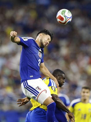 Football: 2026 World Cup Japan s Yukinari Sugawara attempts to head the ball during the second half of a World Cup Group F football match against Sweden at Dallas Stadium in Arlington, Texas, on June 25, 2026.  A14AA0005620286P
