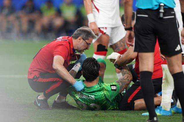 RECORD DATE NOT STATED 25th June 2026; SoFi Stadium, Los Angeles, California, United States of America; FIFA World Cup, WM, Weltmeisterschaft, Fussball Football, Turkey versus United States of America; Ugurcan Cakir of Turkey goes down injured and is treated by medics AlecxBrown